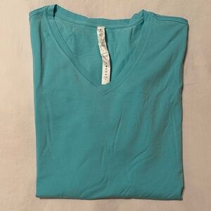 NWT! lululemon athletica Men’s 5 Year V Neck Tee Size Large Color: Angel Blue